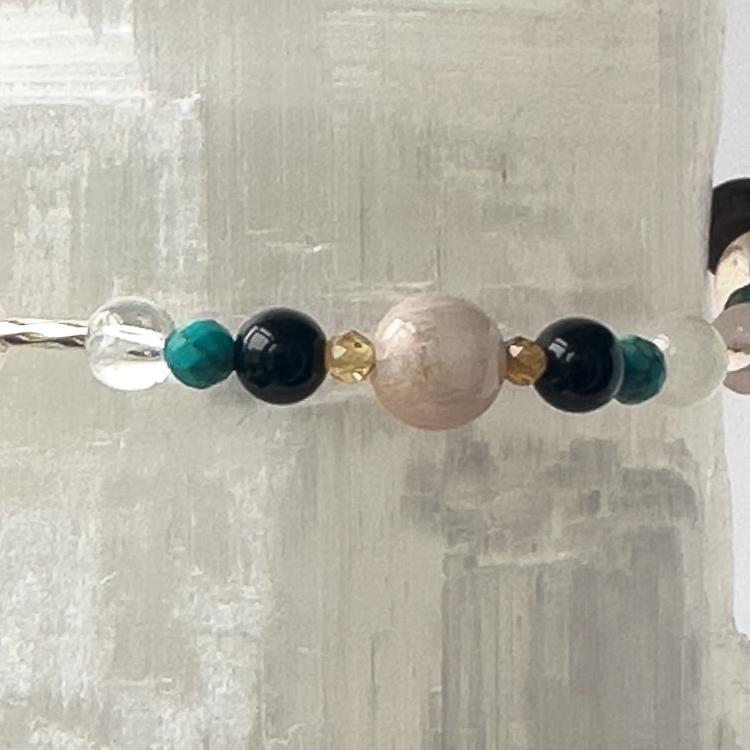 Leo Birthstone Healing Crystal bracelet for Calm & Anxiety Relief showing Onyx, Citrine, Kunzite,Turquoise, Selenite and Clear Quartz