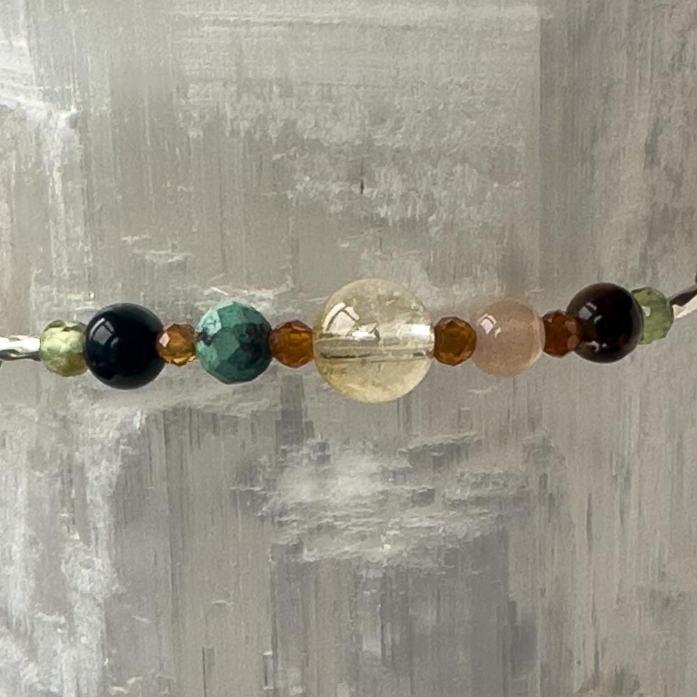 Leo Birthstone Healing Crystal bracelet for  Determination & Willpower showing Black Onyx, Tiger’s Eye, Peridot, Citrine, Garnet, Sunstone and Chrysocolla