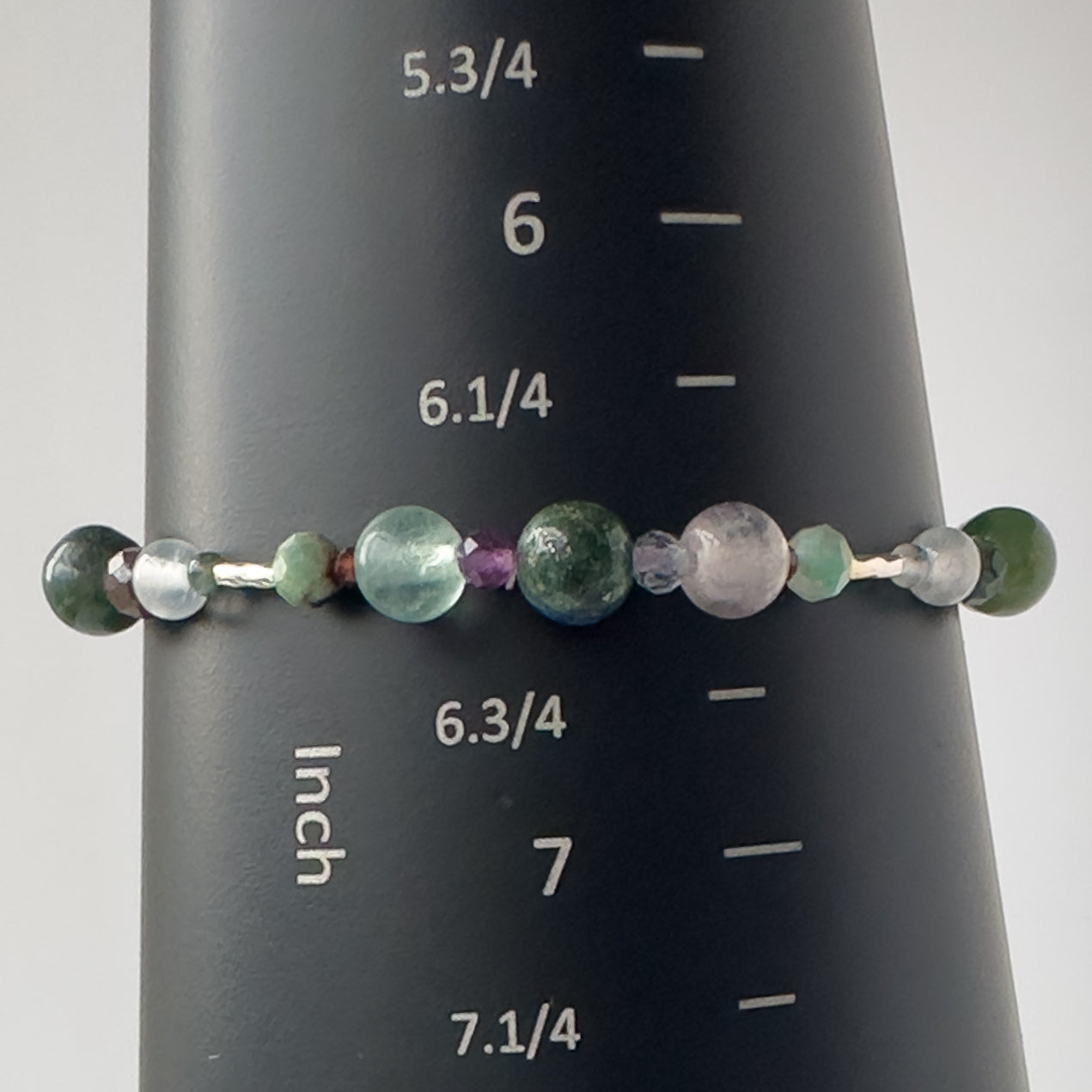 Virgo Birthstone Healing Crystal bracelet for Confidence and Self-esteem on a mandrel showing a size of 6.5 inches