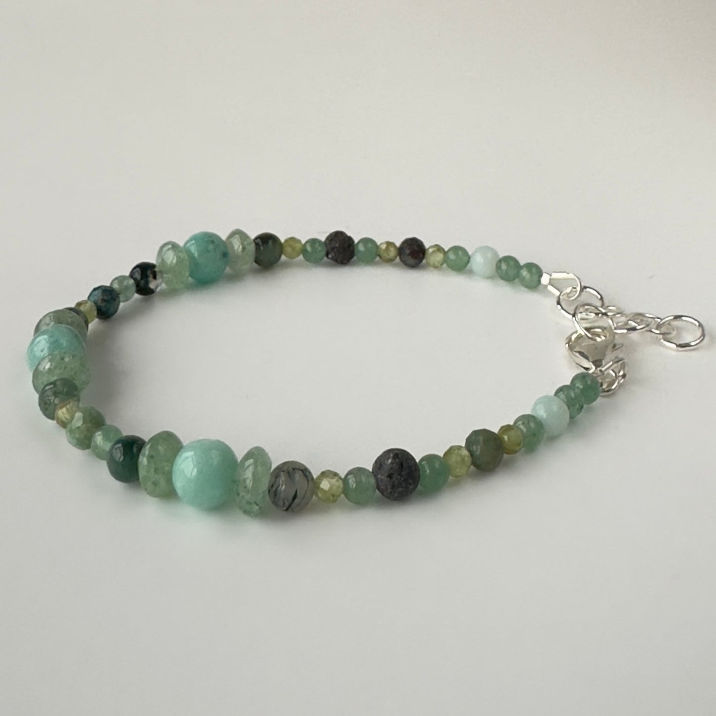 Unisex Healing Crystal Heart Chakra bracelet with aromatherapy beads