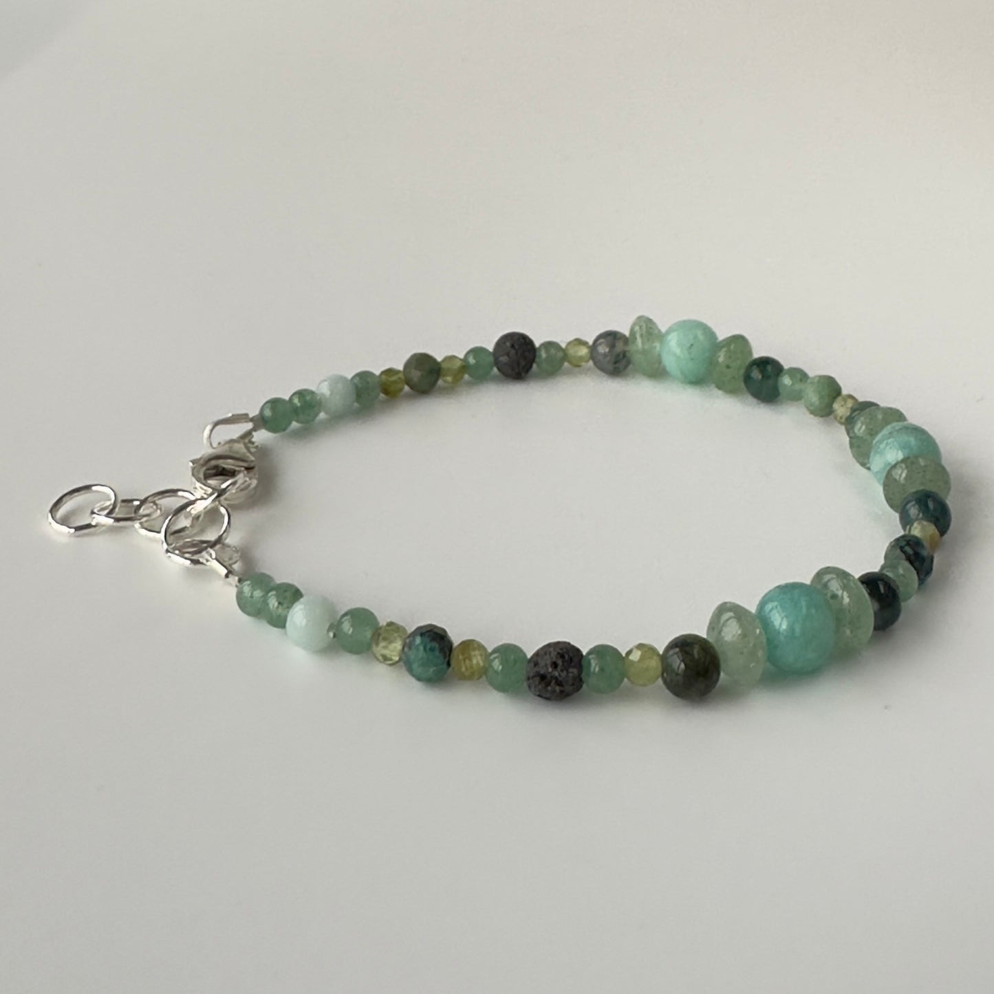 Unisex Healing Crystal Heart Chakra bracelet with aromatherapy beads